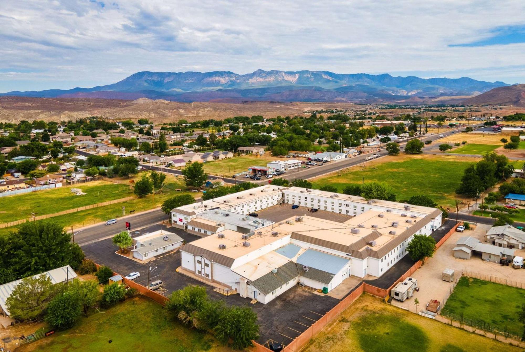 Ramada By Wyndham La Verkin Zion National Park Bagian luar foto
