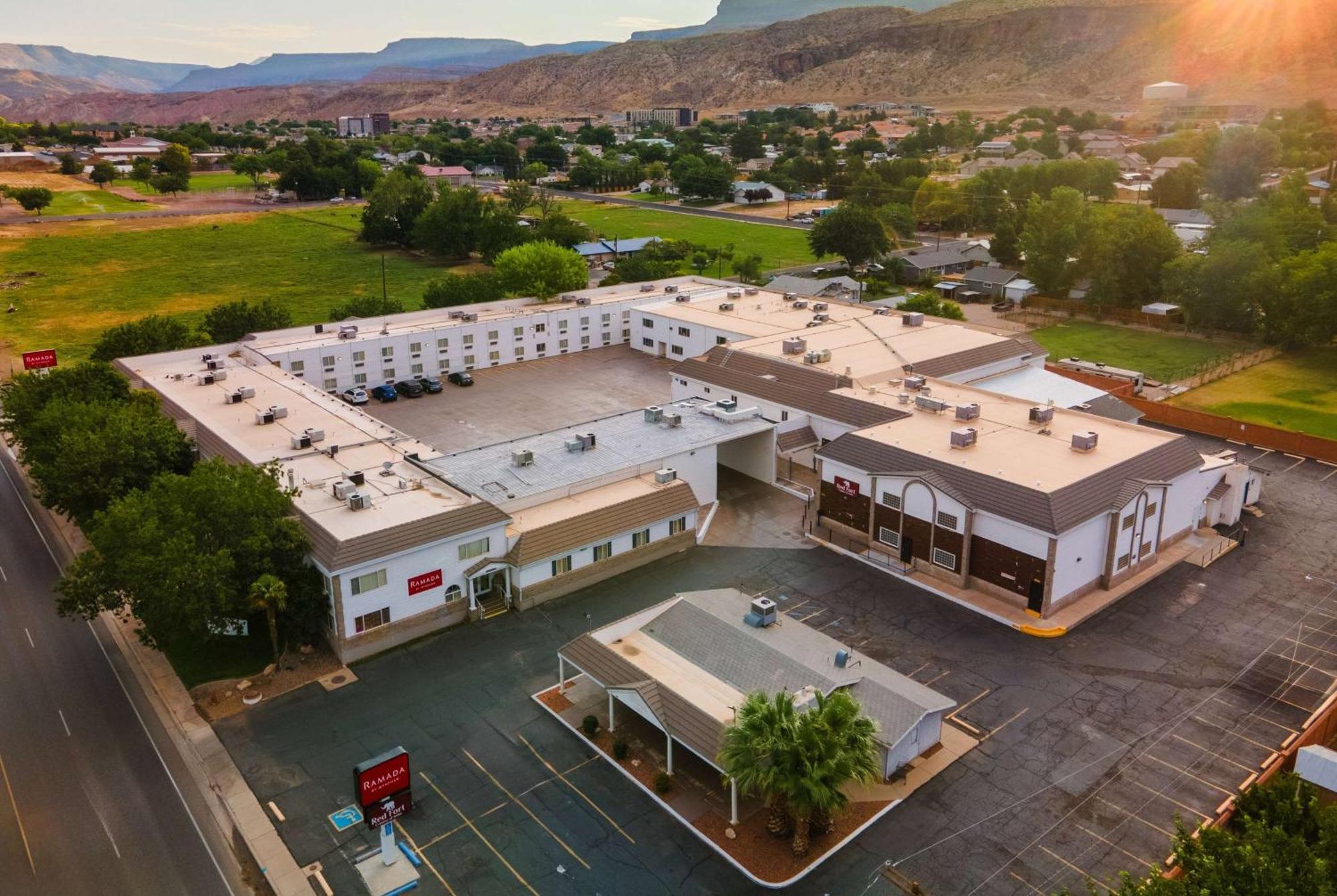 Ramada By Wyndham La Verkin Zion National Park Bagian luar foto